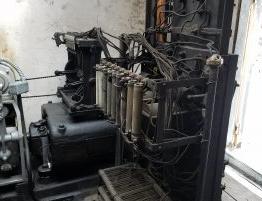 升级前的旧直流电梯控制器背面